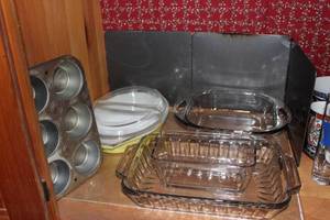 lot 160 image: A variety of baking pans please see pictures