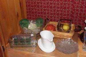 lot 163 image: Misc home Decore, Floating Flower and Leaves Candles, Crystal Bowl Ceramic Bowl