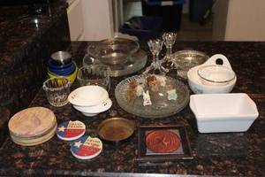 lot 165 image: A variety of kitchen decor and more