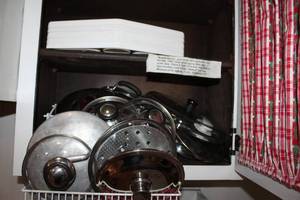 lot 170 image: A variety of Skillet and pot lids lids only and plastic food trays