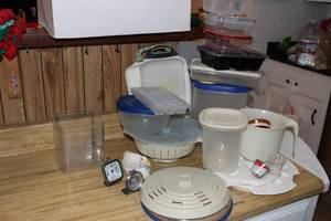 lot 173 image: A variety of plastic kitchenware as shown in pictures
