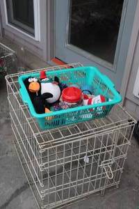 lot 192 image: Dog kennel and toys