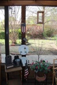 lot 197 image: Outdoor Decorative Pieces