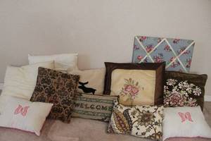 lot 215 image: Variety of Throw Pillows