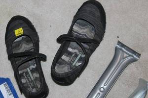 lot 226 image: Sketchers Fit Size 7.5 Bars for Wardrobe bloxes included (no box)