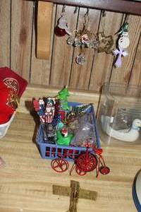 lot 278 image: Small variety of christmas dcor and ornaments