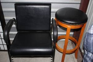 lot 289 image: Reclining Salon Shampoo Chair and swivel Bar Stool