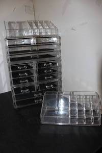 lot 303 image: Selection of Clear Make-up Organizers, 3 Drawer Sets and one Brush Holder...could also be an organizer for guy stuff