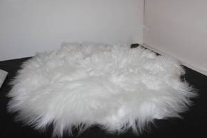 lot 315 image: Faux Sheepskin Rug 17