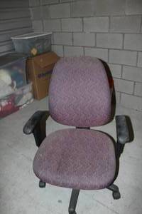lot 334 image: Desk chair as pictured