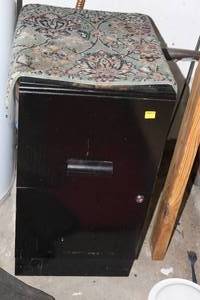 lot 256 image: Small 2 Drawer Filing Cabinet
