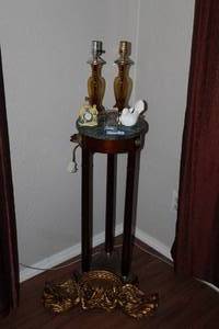 lot 239 image: Marble Top Accent Table and Contents, Two small Vintage Amber Lamps and other Deco