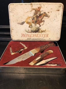 lot 1 image: Winchester knife set