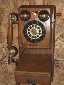 lot 26 image: Old phone