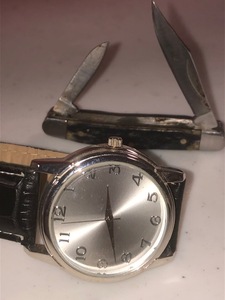 lot 47 image: Watch knife