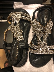 lot 19 image: Ladies shoes