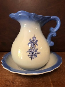 lot 59 image: Pitcher and bowl