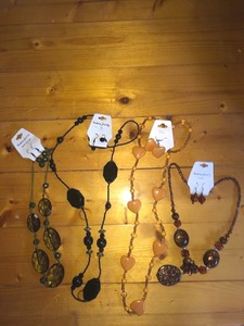 lot 64 image: Jewelry Set