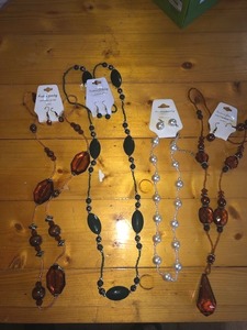 lot 65 image: Jewelry Set
