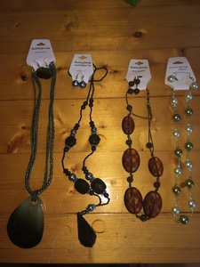 lot 66 image: Jewelry Set
