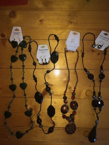 lot 68 image: Jewelry Set