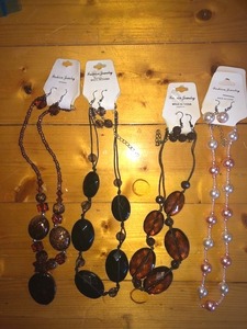 lot 69 image: Jewelry Set