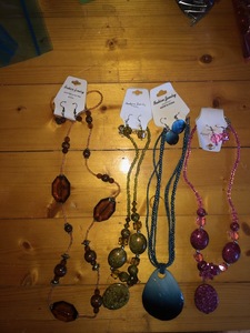lot 70 image: Jewelry Set
