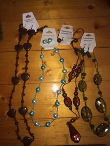 lot 71 image: Jewelry Set