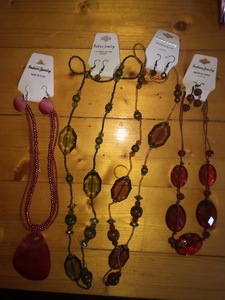 lot 72 image: Jewelry Set