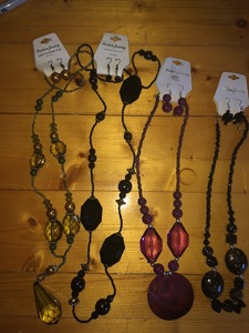 lot 73 image: Jewelry Set
