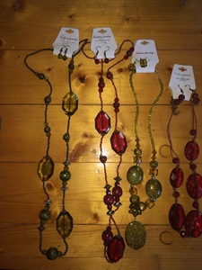 lot 74 image: Jewelry Set