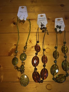 lot 75 image: Jewelry Set