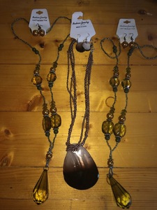 lot 76 image: Jewelry Set