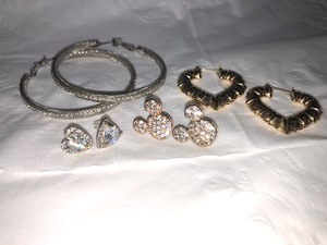 lot 139 image: Earrings
