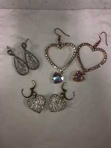 lot 142 image: Earrings