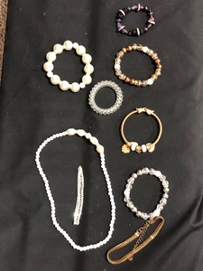 lot 144 image: Jewelry