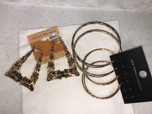 lot 147 image: Earrings