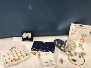 lot 153 image: Earrings