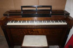 lot 89 image: Upright Spinet Piano.. Has Good Sound� Great for Beginner To learn on