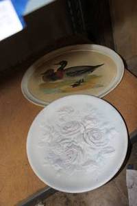 lot 102 image: Vintage Duck Platter Wall Dcor Bimaculated Duck and Ceramic Rose plate