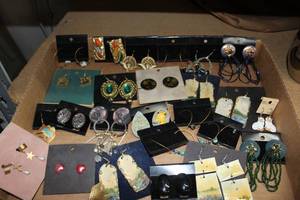lot 106 image: Large quantity of fashion earrings