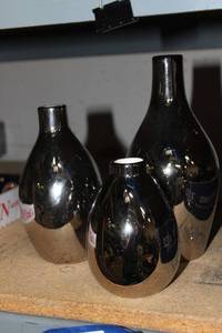 lot 107 image: Set of 3 vases in different sizes. Silver in color.