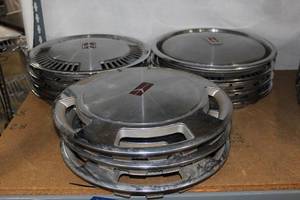 lot 115 image: Olds Hubcaps, Two sets of 4 and 1 set of 3