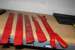 lot 156 image: Variety of Red Lawnmower Blades, Both Long and Short