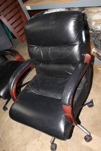 lot 177 image: Black Leather Office Chair with arm rests... Hydraulics were working when tested.