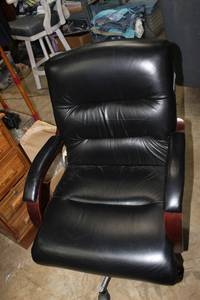 lot 178 image: Black Leather Office Chair with arm rests... Hydraulics were working when tested.