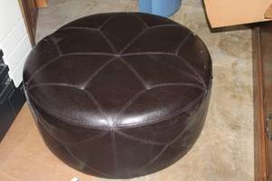 lot 200 image: Round Leatherish Ottoman on Wheels
