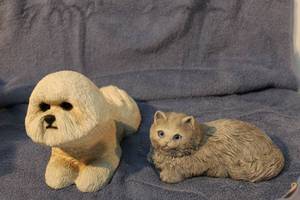 lot 33 image: Vintage Sandscape Maltese Pup and Calico Kitten. Maltese is signed by artist