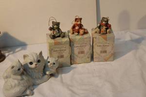 lot 34 image: Calico Kitten in Original Box (3) and Porcelain Cat and Kittens