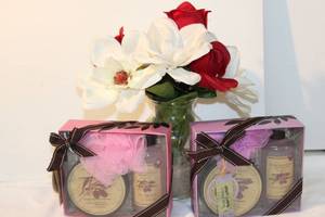 lot 51 image: Bath Sets, Unopened and Vase of Artificial Flowers